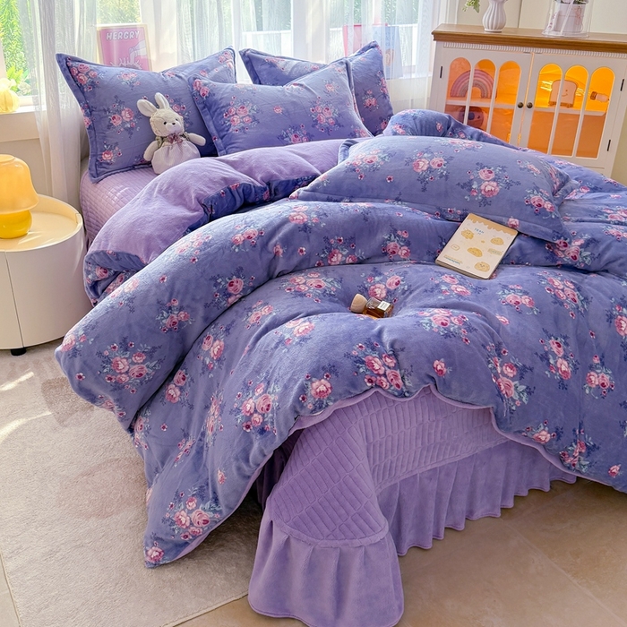 91家纺网 家纺一手货源 找家纺 梵克保罗 2025秋冬新款印花牛奶绒床盖炕垫炕盖四件套-云裳 云裳-紫藤花