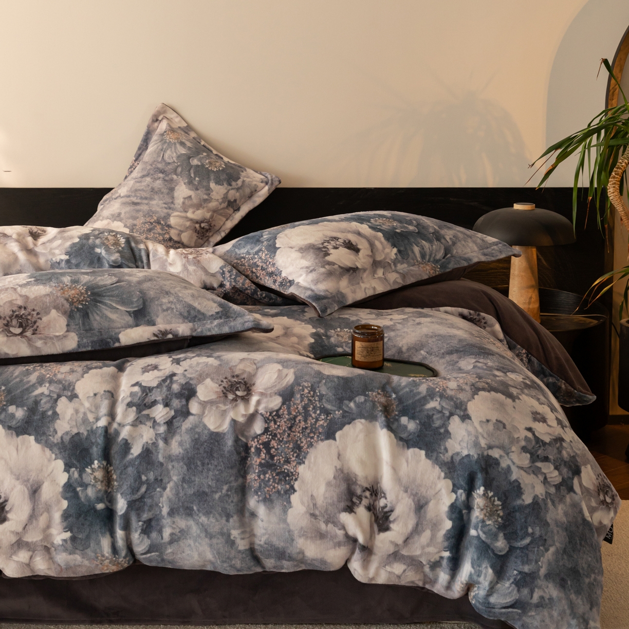 91家纺网 家纺一手货源 找家纺 寐绸家纺 2025秋冬新款230g牛奶绒数码印花四件套 数码四件套-生机勃勃