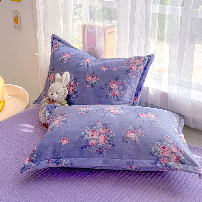 91家纺网 家纺一手货源 找家纺 梵克保罗 2025秋冬新款印花牛奶绒床盖炕垫炕盖四件套-云裳 云裳-紫藤花