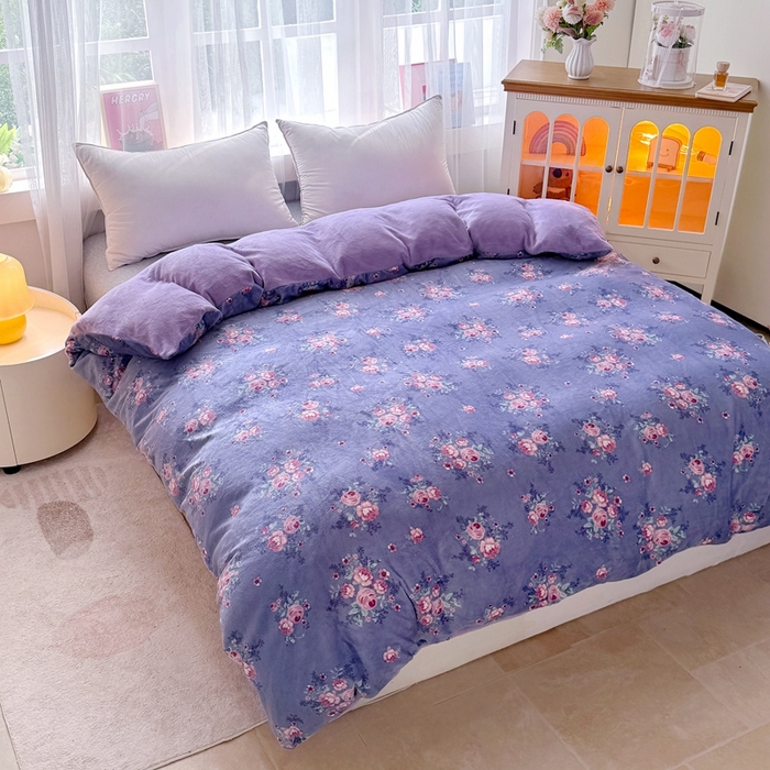 91家纺网 家纺一手货源 找家纺 梵克保罗 2025秋冬新款印花牛奶绒床盖炕垫炕盖四件套-云裳 云裳-紫藤花