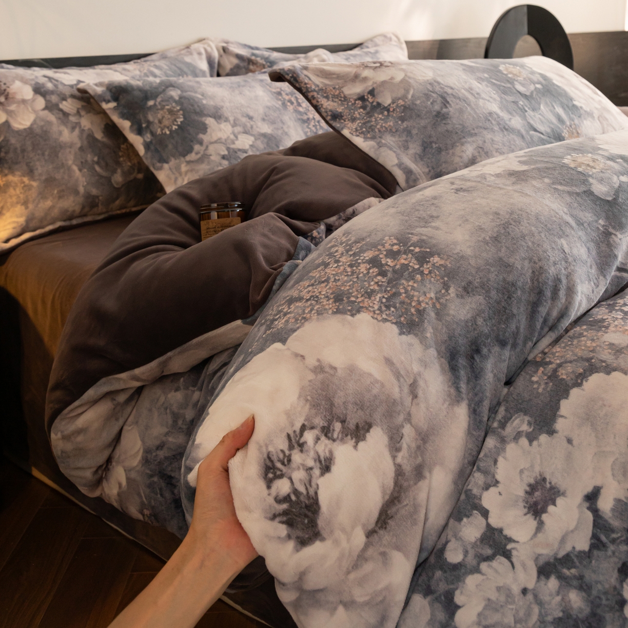 91家纺网 家纺一手货源 找家纺 寐绸家纺 2025秋冬新款230g牛奶绒数码印花四件套 数码四件套-生机勃勃