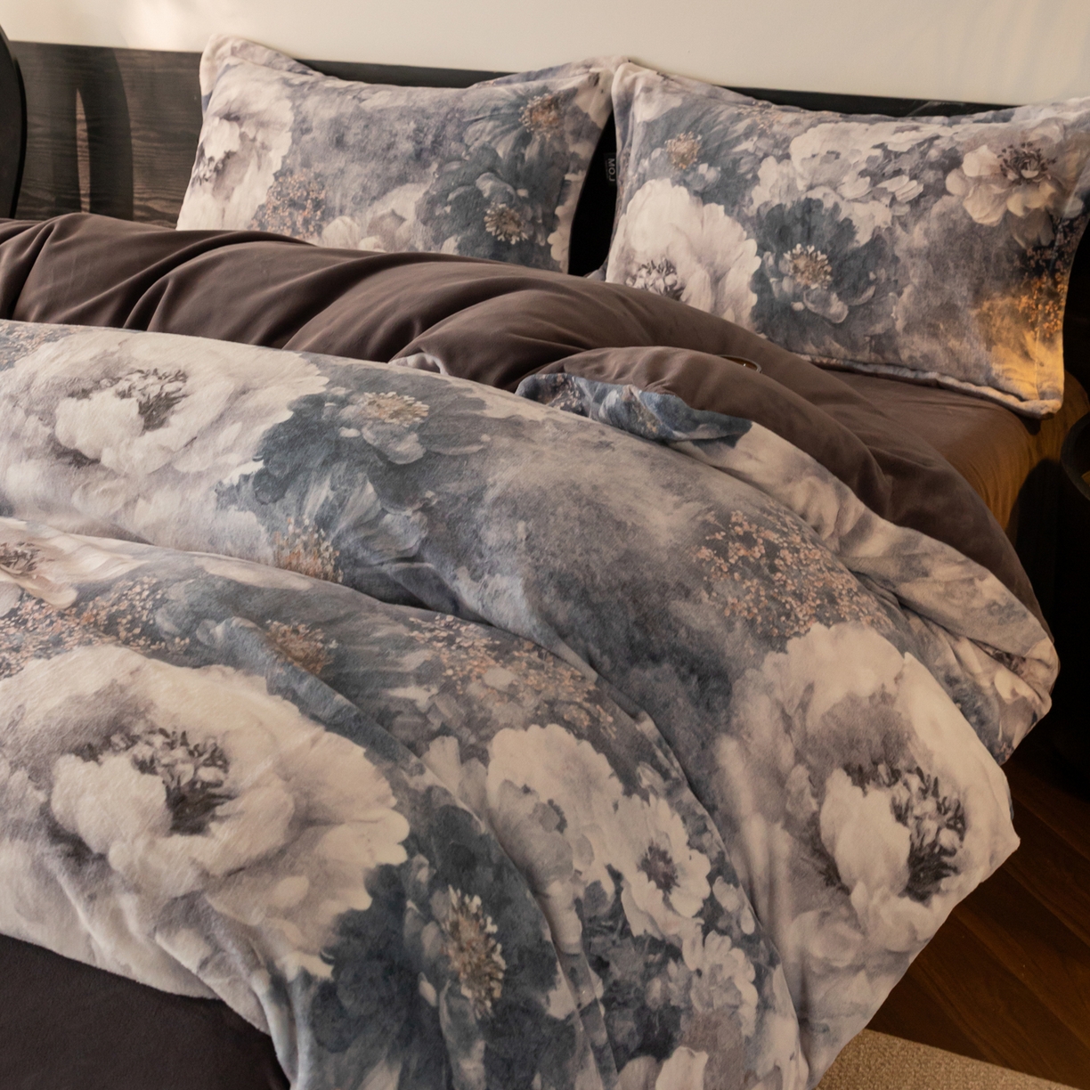 91家纺网 家纺一手货源 找家纺 寐绸家纺 2025秋冬新款230g牛奶绒数码印花四件套 数码四件套-生机勃勃