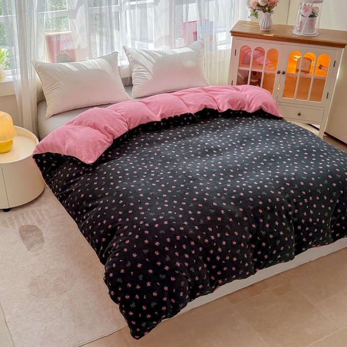 91家纺网 家纺一手货源 找家纺 梵克保罗 2025秋冬新款印花牛奶绒床盖炕垫炕盖四件套-云裳 云裳-紫薇花开