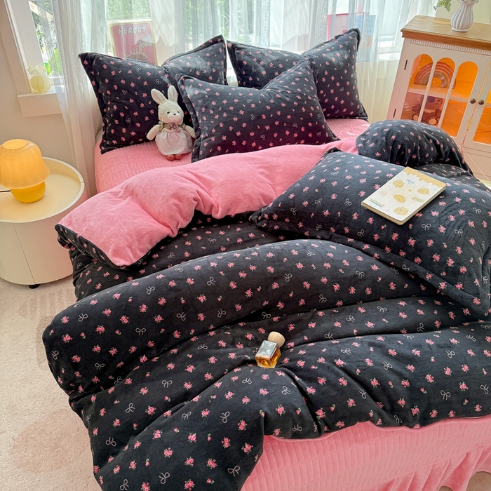 91家纺网 家纺一手货源 找家纺 梵克保罗 2025秋冬新款印花牛奶绒床盖炕垫炕盖四件套-云裳 云裳-紫薇花开