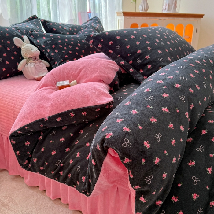 91家纺网 家纺一手货源 找家纺 梵克保罗 2025秋冬新款印花牛奶绒床盖炕垫炕盖四件套-云裳 云裳-紫薇花开