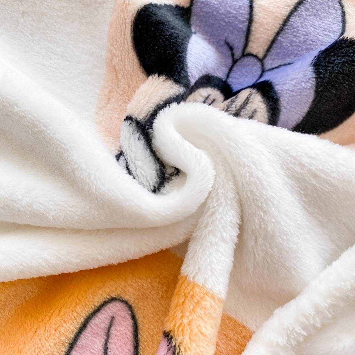 91家纺网 家纺一手货源 找家纺 一电 2025新款卡通高克重双面法莱绒毛毯四季盖毯 鼠看鸭跳