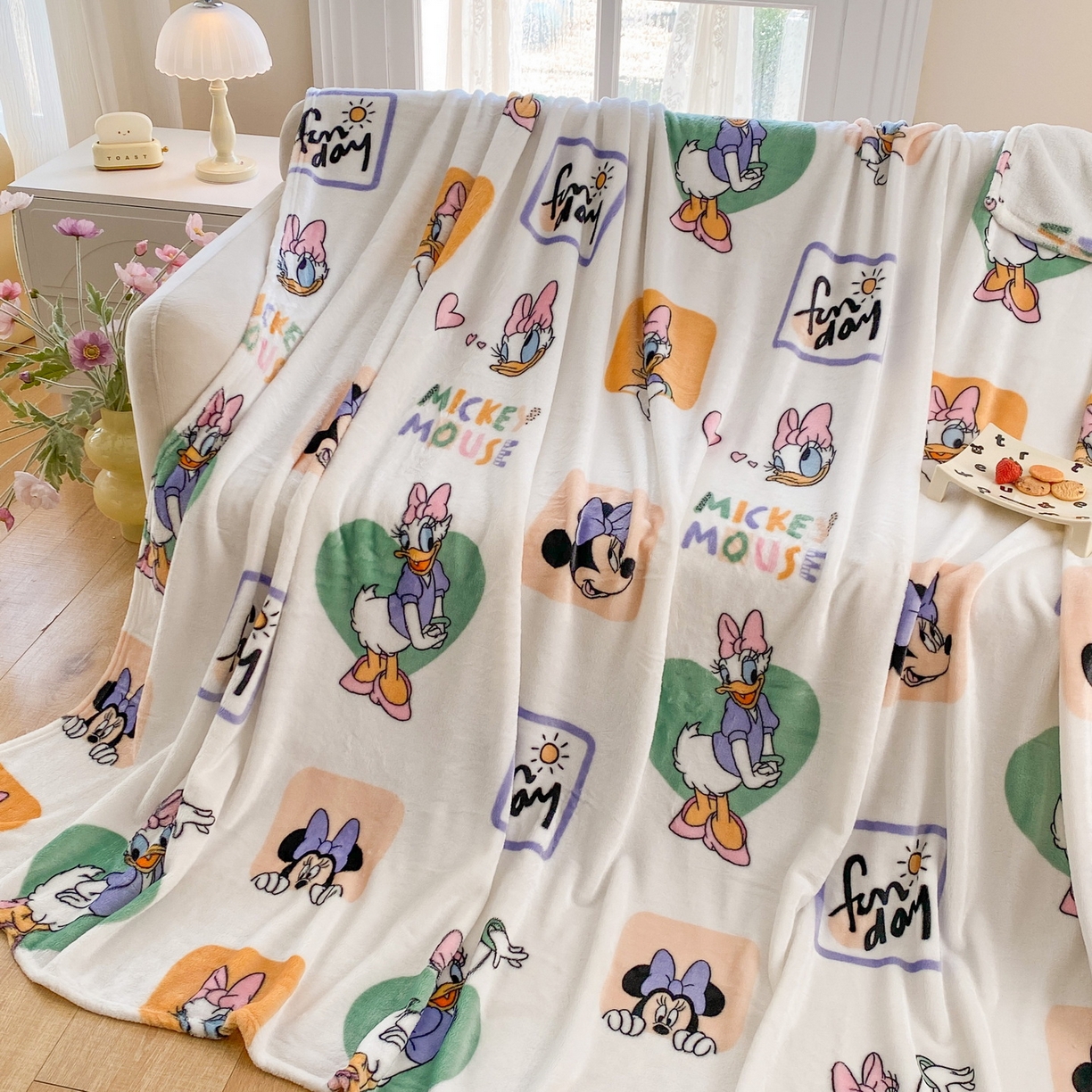 91家纺网 家纺一手货源 找家纺 一电 2025新款卡通高克重双面法莱绒毛毯四季盖毯 鼠看鸭跳