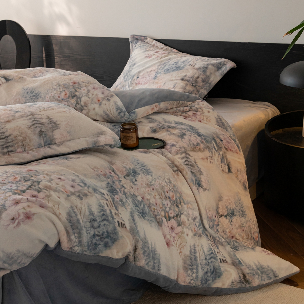 91家纺网 家纺一手货源 找家纺 寐绸家纺 2025秋冬新款230g牛奶绒数码印花四件套 数码四件套-童话世界