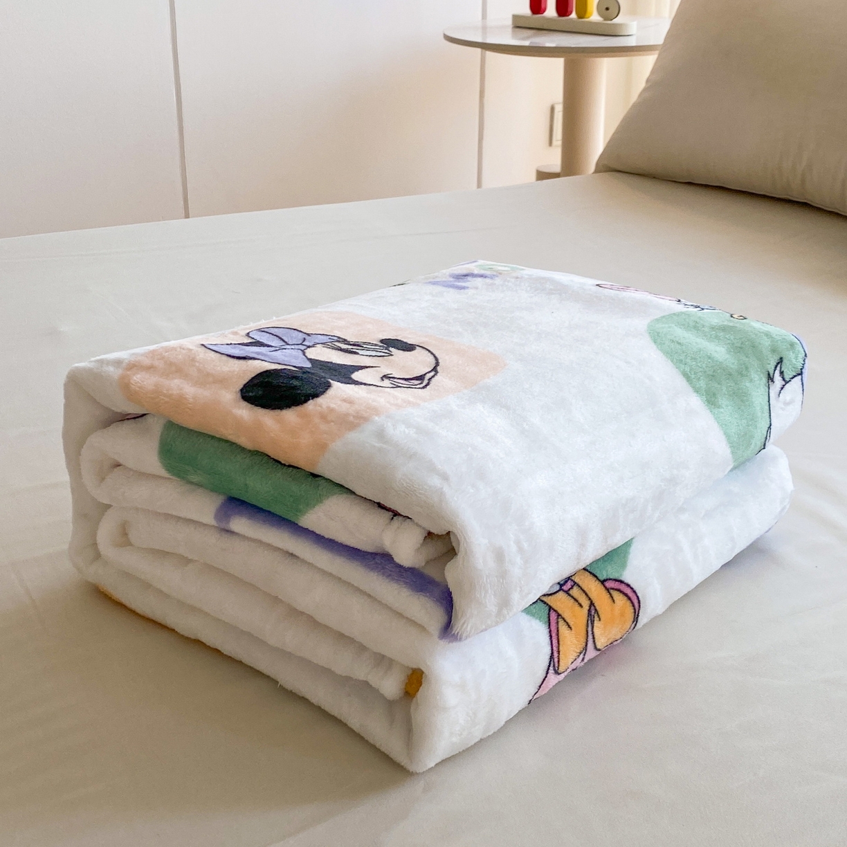 91家纺网 家纺一手货源 找家纺 一电 2025新款卡通高克重双面法莱绒毛毯四季盖毯 鼠看鸭跳