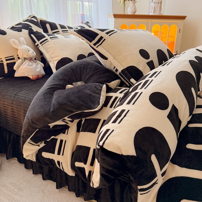 91家纺网 家纺一手货源 找家纺 梵克保罗 2025秋冬新款印花牛奶绒床盖炕垫炕盖四件套-云裳 云裳-字母im