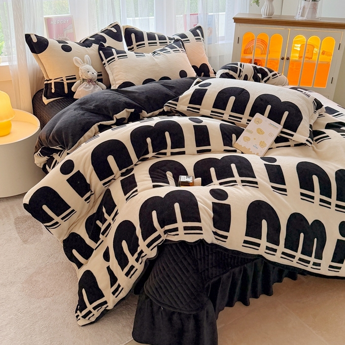 91家纺网 家纺一手货源 找家纺 梵克保罗 2025秋冬新款印花牛奶绒床盖炕垫炕盖四件套-云裳 云裳-字母im