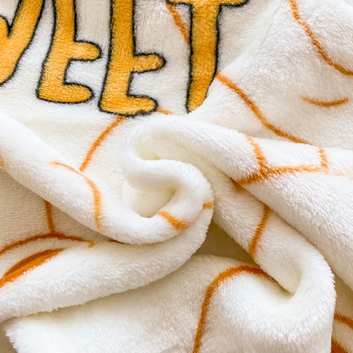 91家纺网 家纺一手货源 找家纺 一电 2025新款卡通高克重双面法莱绒毛毯四季盖毯 维尼抱猪