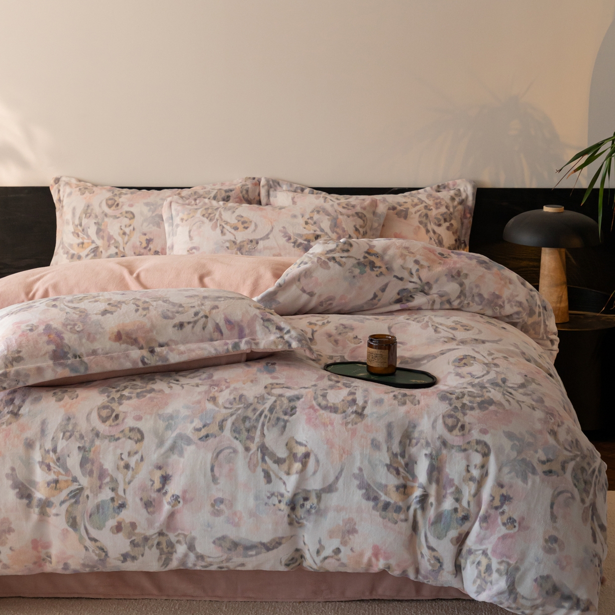 91家纺网 家纺一手货源 找家纺 寐绸家纺 2025秋冬新款230g牛奶绒数码印花四件套 数码四件套-炫彩