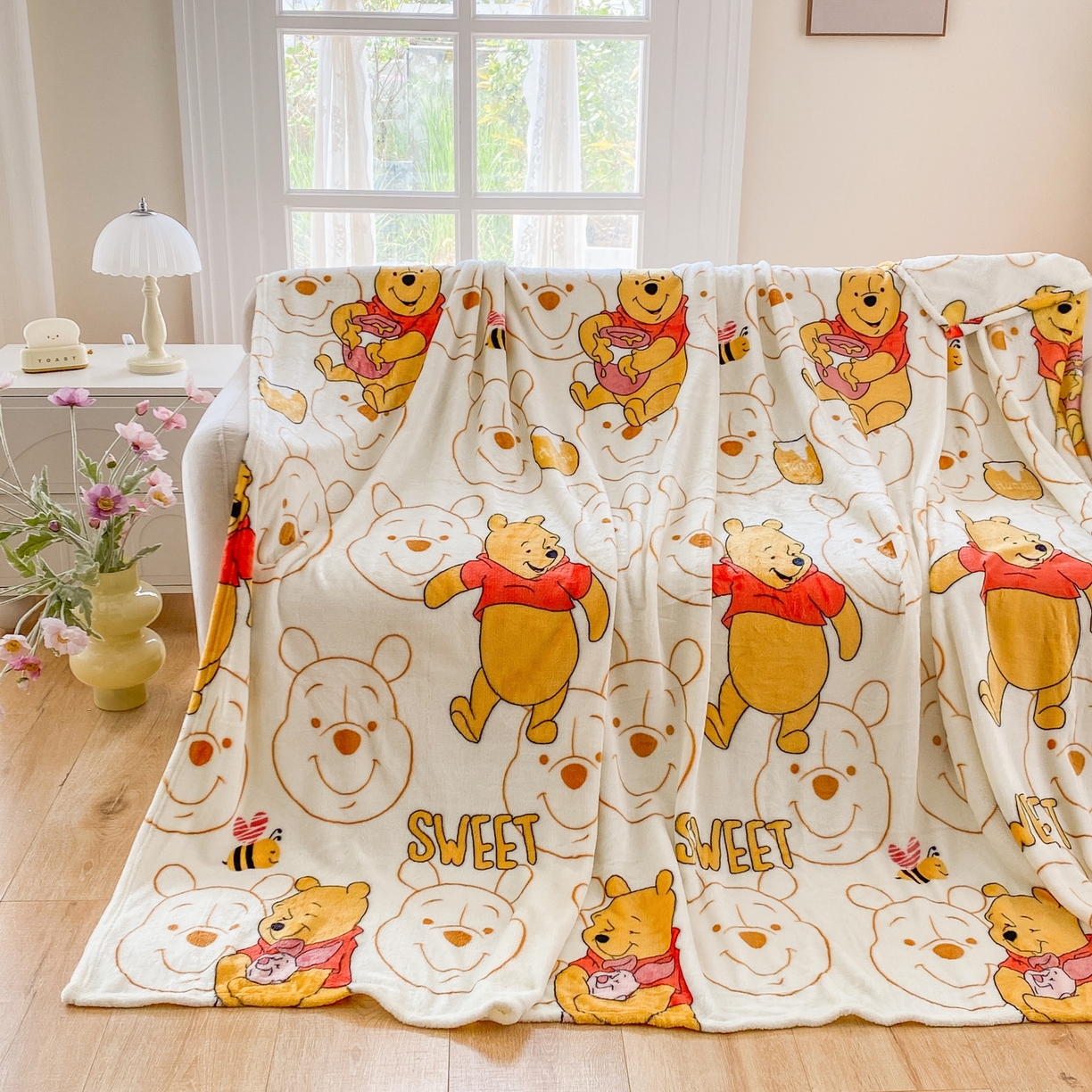 91家纺网 家纺一手货源 找家纺 一电 2025新款卡通高克重双面法莱绒毛毯四季盖毯 维尼抱猪