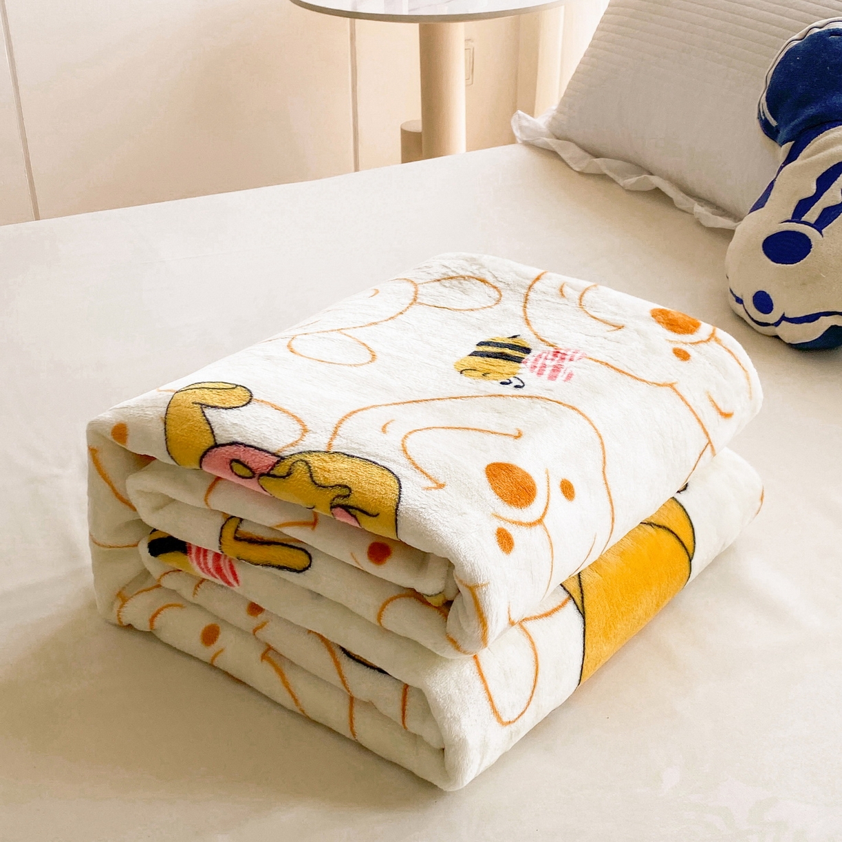 91家纺网 家纺一手货源 找家纺 一电 2025新款卡通高克重双面法莱绒毛毯四季盖毯 维尼抱猪