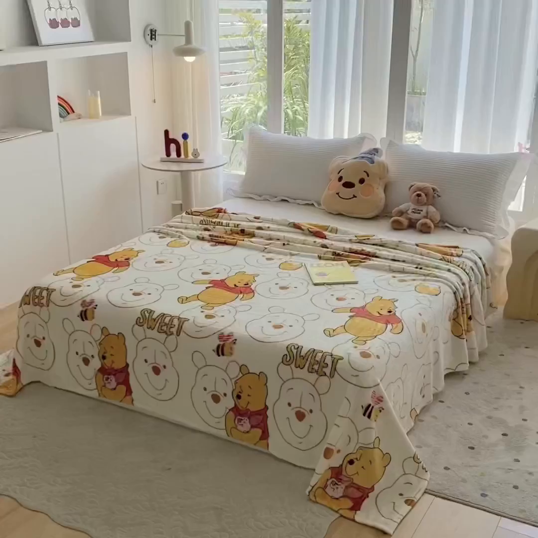 91家纺网 家纺一手货源 找家纺 一电 2025新款卡通高克重双面法莱绒毛毯四季盖毯 维尼抱猪