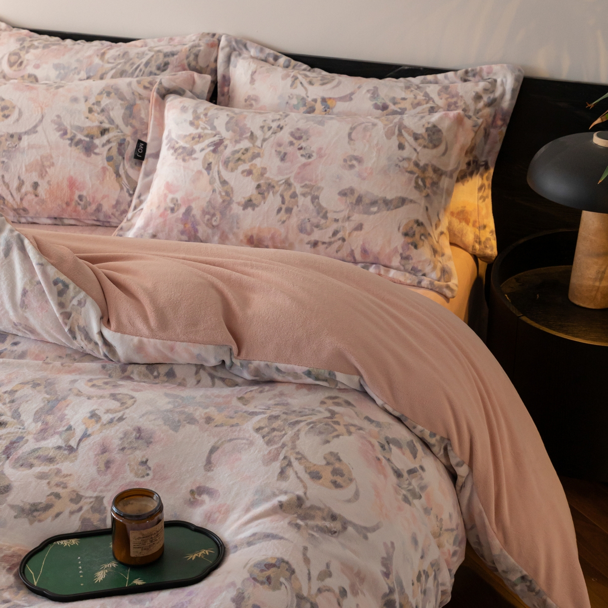 91家纺网 家纺一手货源 找家纺 寐绸家纺 2025秋冬新款230g牛奶绒数码印花四件套 数码四件套-炫彩