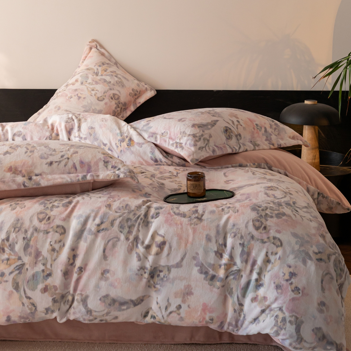 91家纺网 家纺一手货源 找家纺 寐绸家纺 2025秋冬新款230g牛奶绒数码印花四件套 数码四件套-炫彩