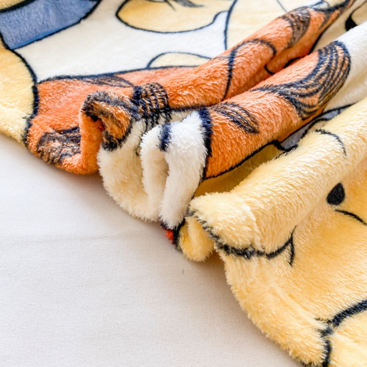 91家纺网 家纺一手货源 找家纺 一电 2025新款卡通高克重双面法莱绒毛毯四季盖毯 维尼聚友