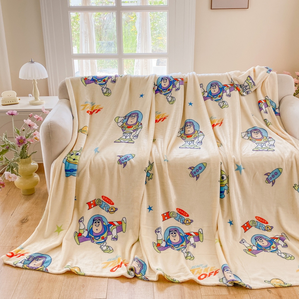 91家纺网 家纺一手货源 找家纺 一电 2025新款卡通高克重双面法莱绒毛毯四季盖毯 星际巴斯