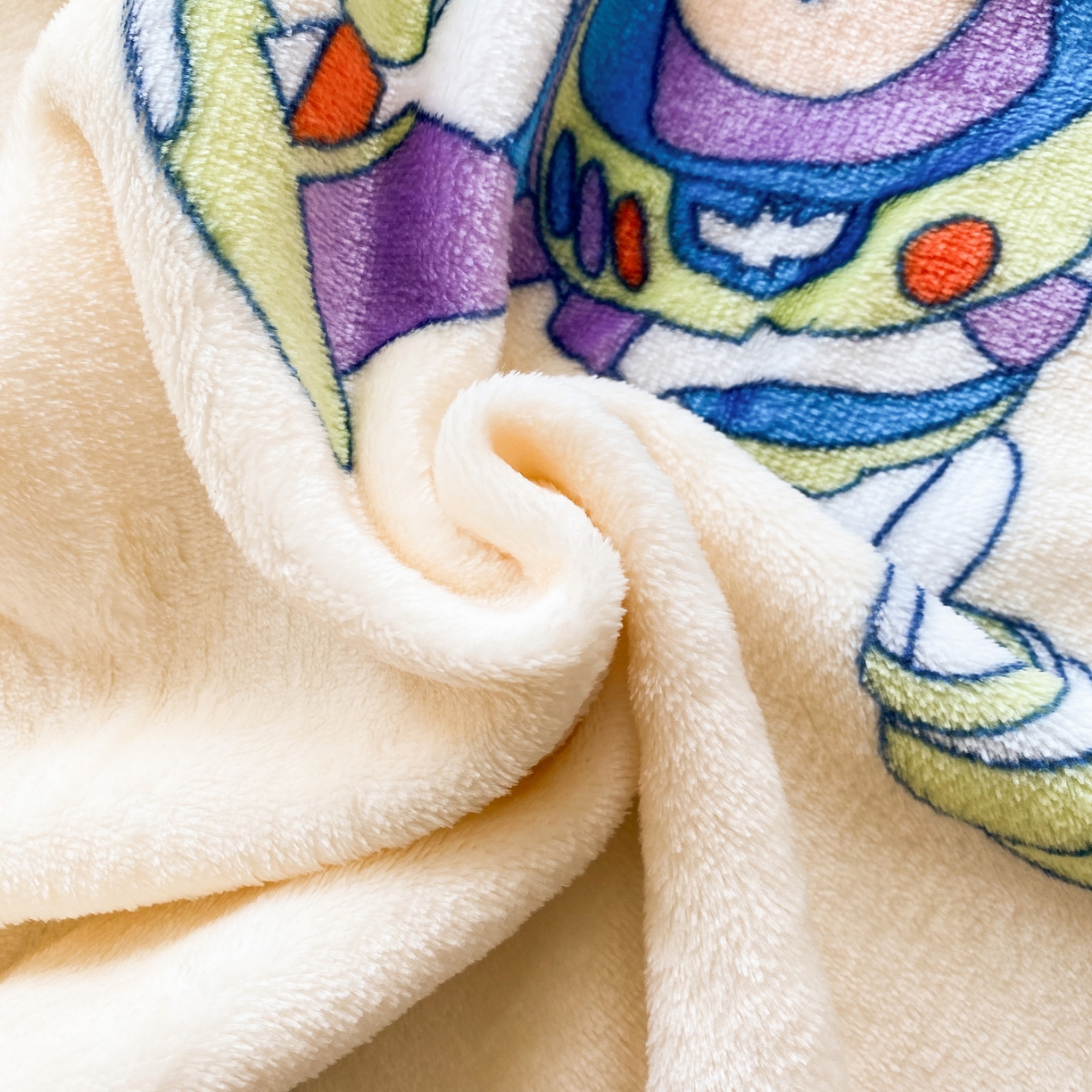 91家纺网 家纺一手货源 找家纺 一电 2025新款卡通高克重双面法莱绒毛毯四季盖毯 星际巴斯