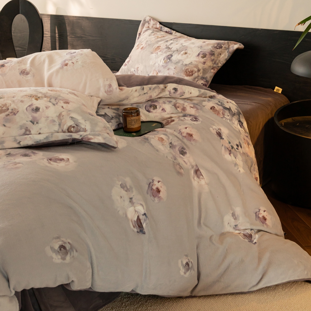 91家纺网 家纺一手货源 找家纺 寐绸家纺 2025秋冬新款230g牛奶绒数码印花四件套 数码四件套-绚丽玫瑰