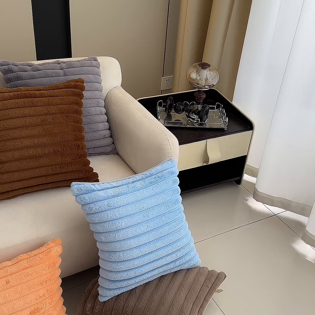 91家纺网 家纺一手货源 找家纺 新奇异 2025新款仿兔毛绒抱枕（支持定制） 粉色