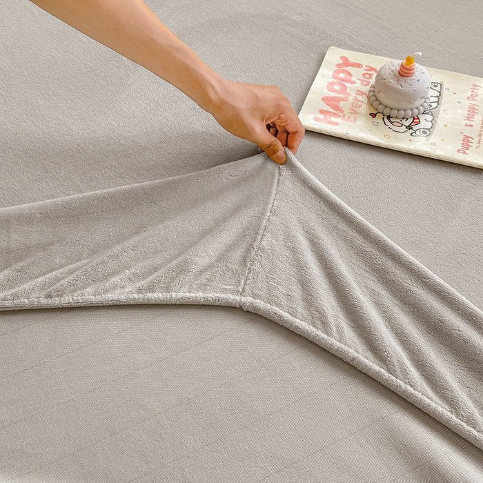 91家纺网 家纺一手货源 找家纺 大元 2025新款200g纯色牛奶绒单床笠单床单 浅米灰