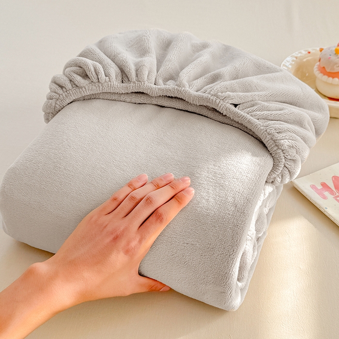 91家纺网 家纺一手货源 找家纺 大元 2025新款200g纯色牛奶绒单床笠单床单 浅米灰