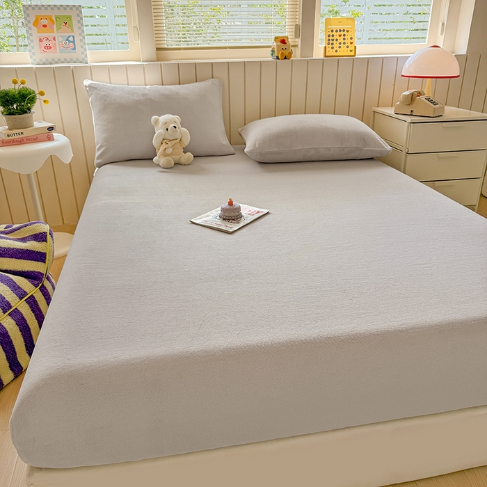 91家纺网 家纺一手货源 找家纺 大元 2025新款200g纯色牛奶绒单床笠单床单 浅米灰