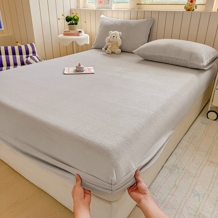 91家纺网 家纺一手货源 找家纺 大元 2025新款200g纯色牛奶绒单床笠单床单 浅米灰