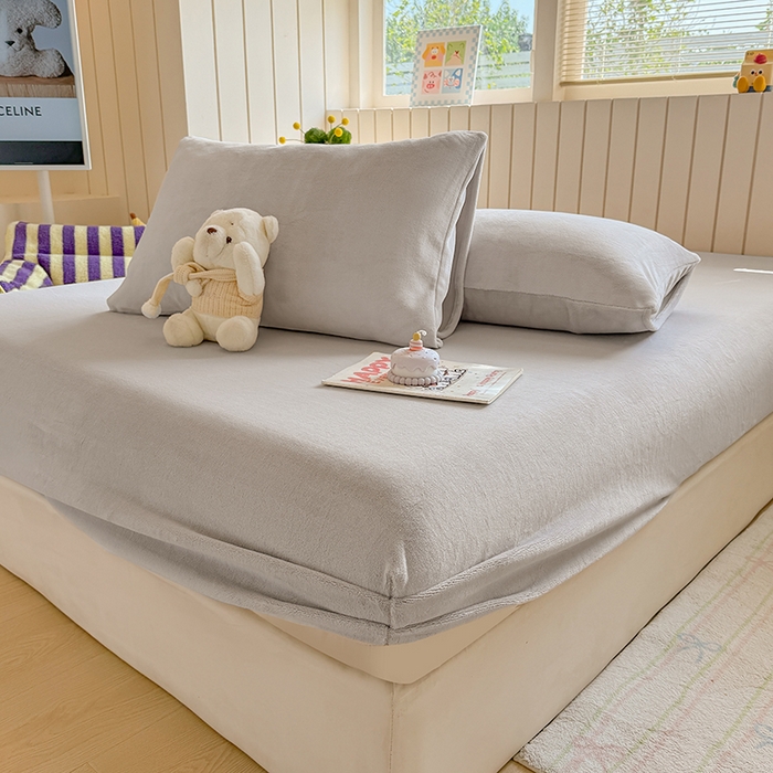 91家纺网 家纺一手货源 找家纺 大元 2025新款200g纯色牛奶绒单床笠单床单 浅米灰