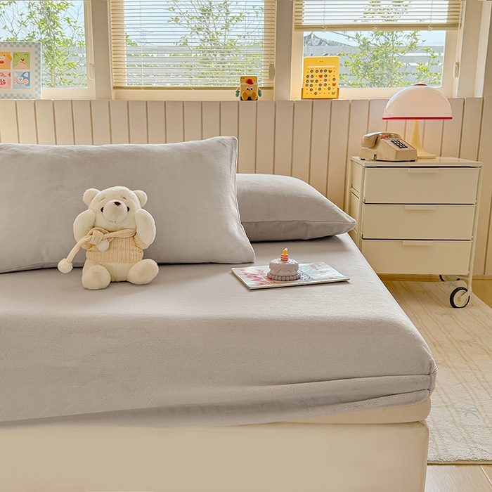 91家纺网 家纺一手货源 找家纺 大元 2025新款200g纯色牛奶绒单床笠单床单 浅米灰