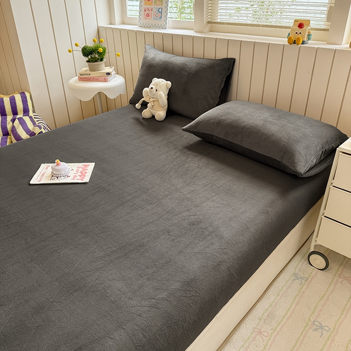 91家纺网 家纺一手货源 找家纺 大元 2025新款200g纯色牛奶绒单床笠单床单 深灰