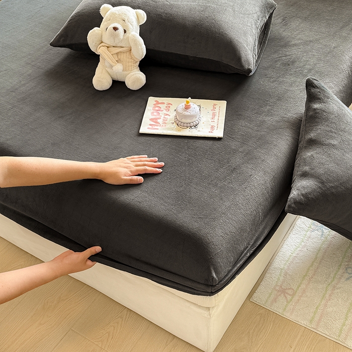 91家纺网 家纺一手货源 找家纺 大元 2025新款200g纯色牛奶绒单床笠单床单 深灰