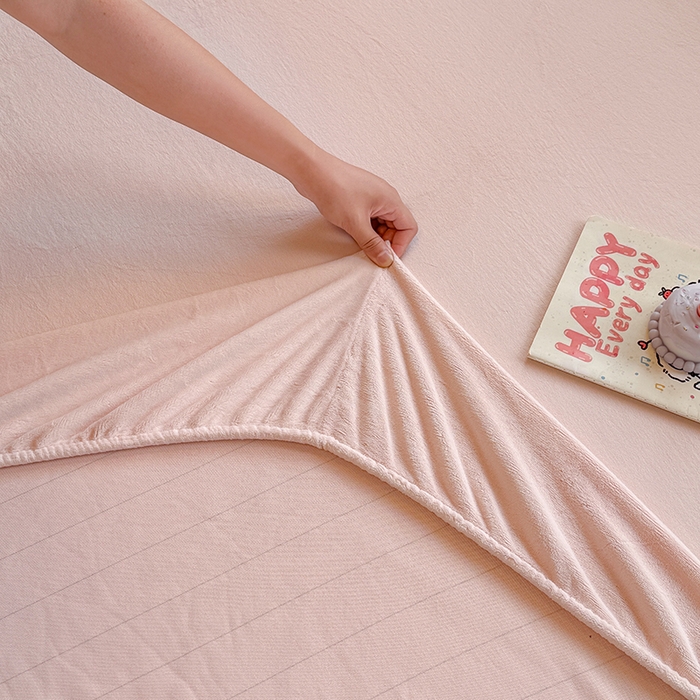 91家纺网 家纺一手货源 找家纺 大元 2025新款200g纯色牛奶绒单床笠单床单 桃粉