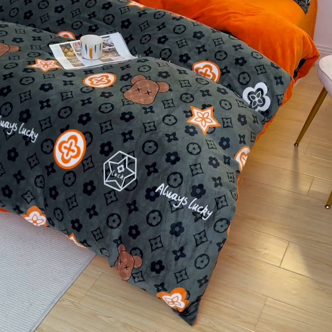 91家纺网 家纺一手货源 找家纺 宅部落 2025新款高克重牛奶绒四件套法莱绒三件套单被套 幸运熊