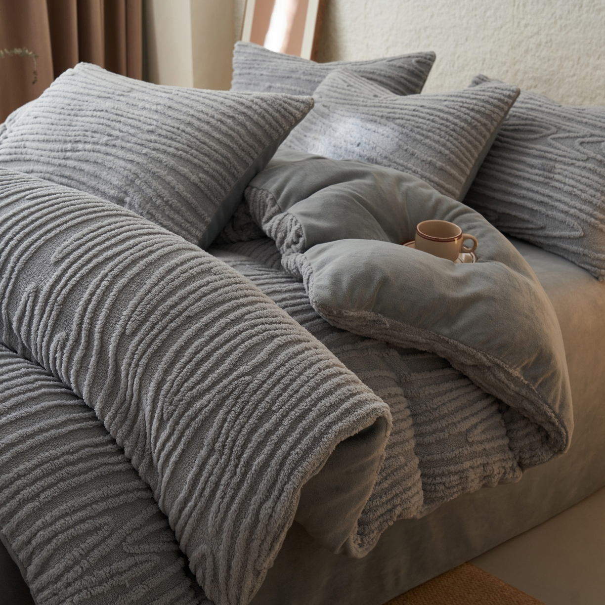 91家纺网 家纺一手货源 找家纺 寐绸家纺 2025秋冬新款230g牛奶绒树纹提花四件套 树纹提花牛奶绒-浅灰