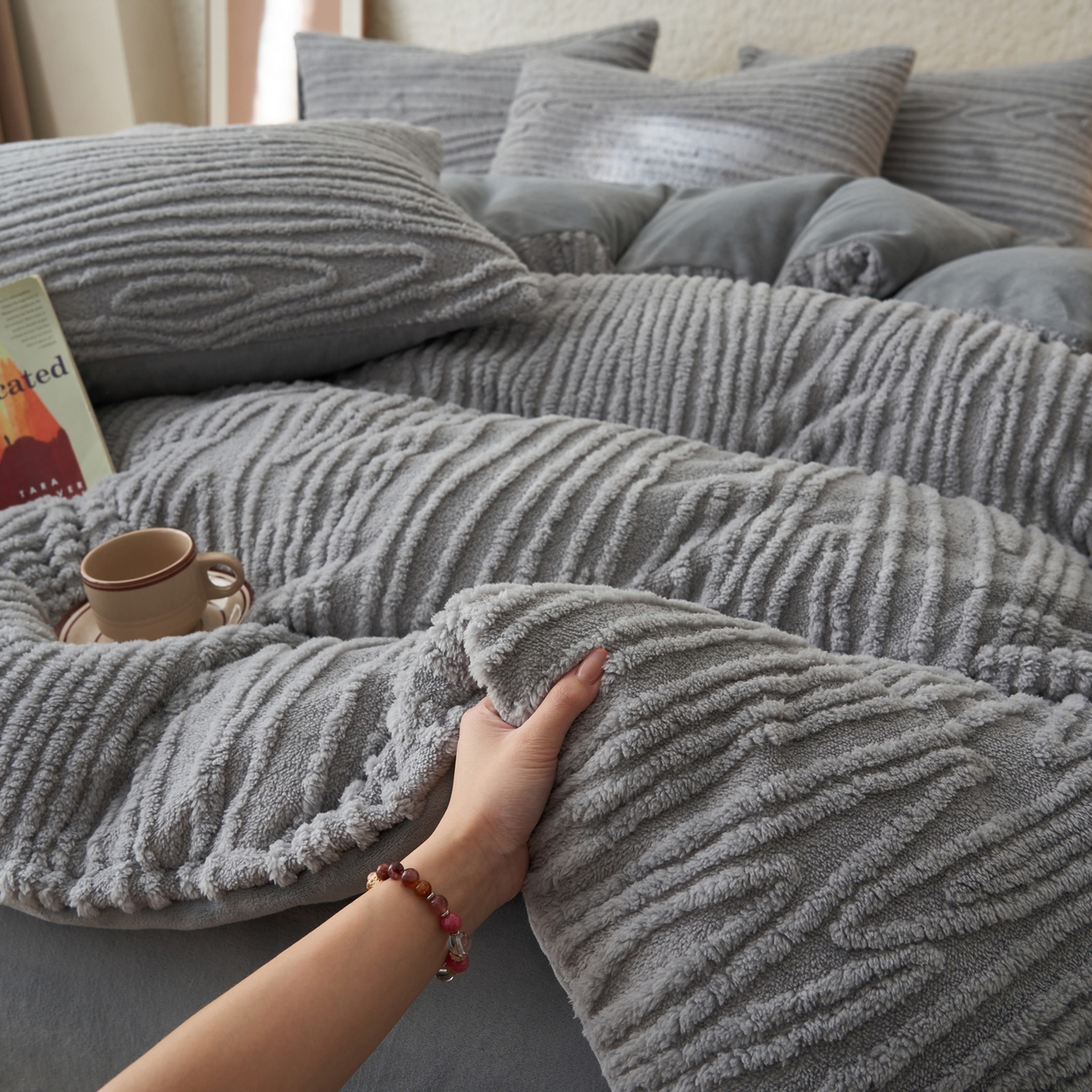 91家纺网 家纺一手货源 找家纺 寐绸家纺 2025秋冬新款230g牛奶绒树纹提花四件套 树纹提花牛奶绒-浅灰