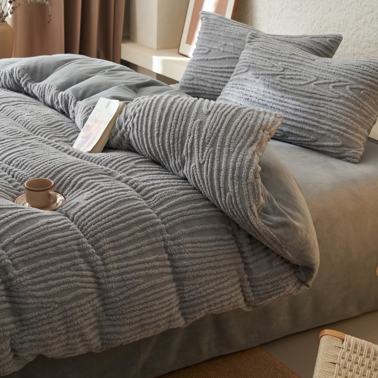 91家纺网 家纺一手货源 找家纺 寐绸家纺 2025秋冬新款230g牛奶绒树纹提花四件套 树纹提花牛奶绒-浅灰