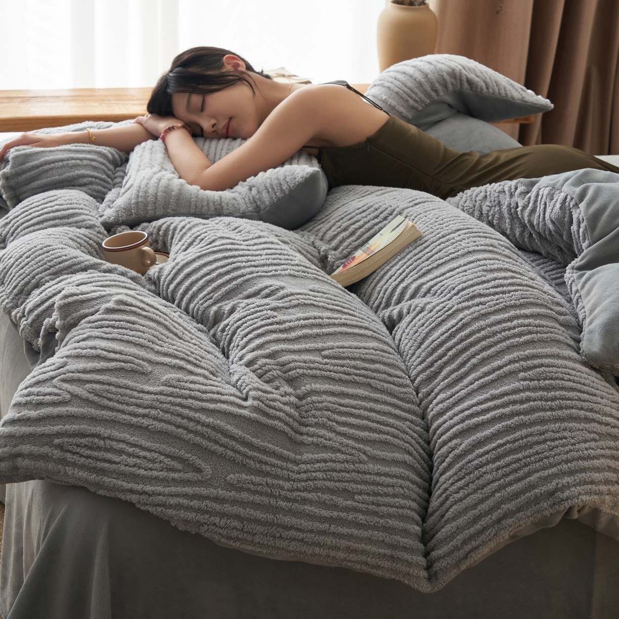 91家纺网 家纺一手货源 找家纺 寐绸家纺 2025秋冬新款230g牛奶绒树纹提花四件套 树纹提花牛奶绒-浅灰