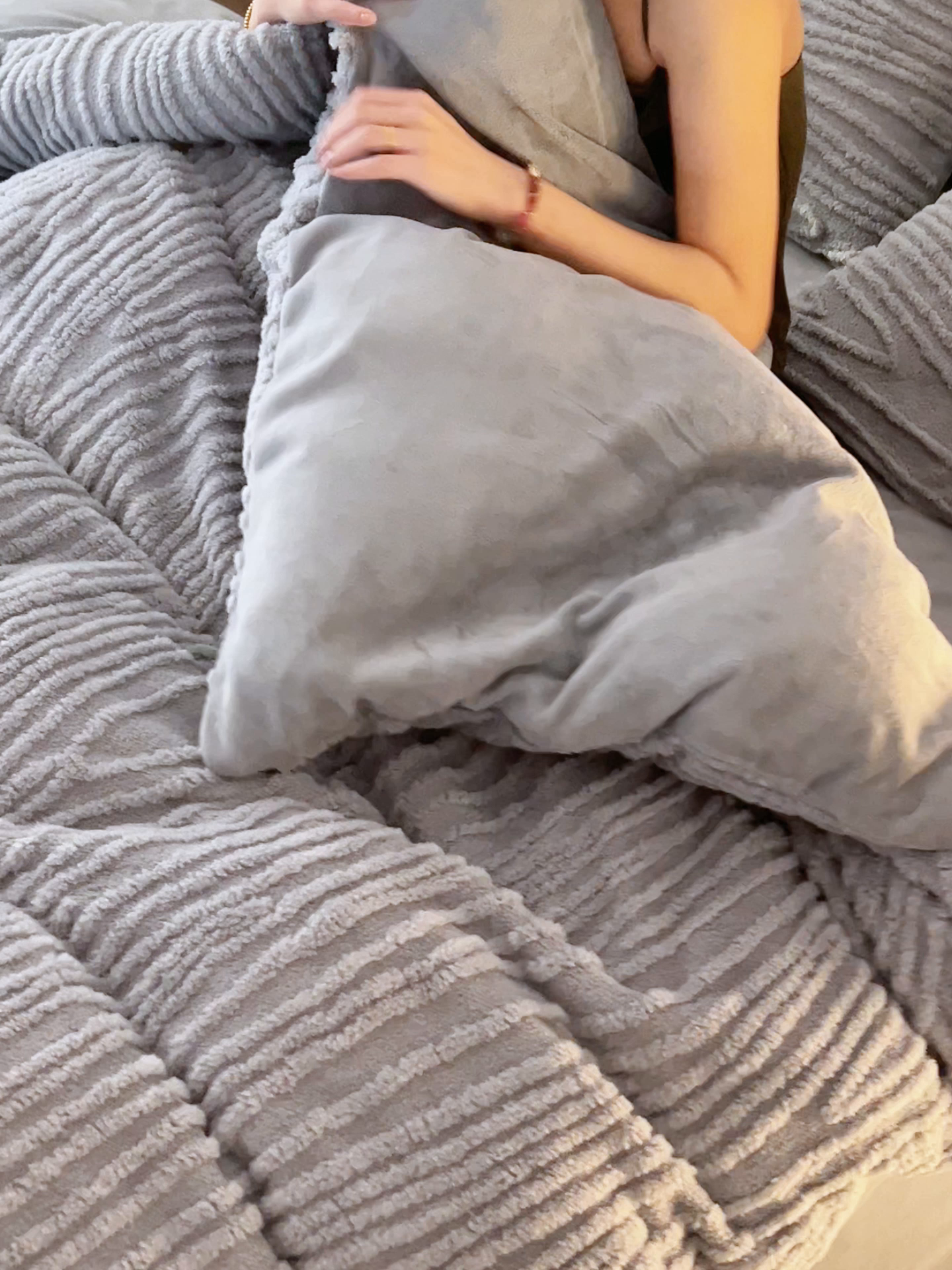 91家纺网 家纺一手货源 找家纺 寐绸家纺 2025秋冬新款230g牛奶绒树纹提花四件套 树纹提花牛奶绒-浅灰