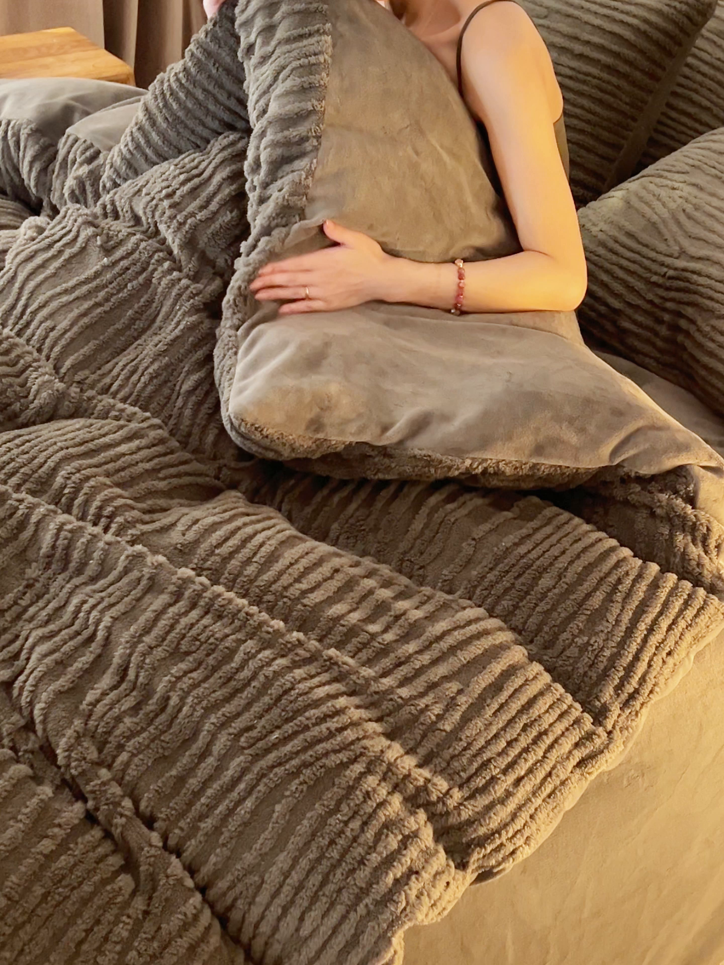 91家纺网 家纺一手货源 找家纺 寐绸家纺 2025秋冬新款230g牛奶绒树纹提花四件套 树纹提花牛奶绒-暗墨绿