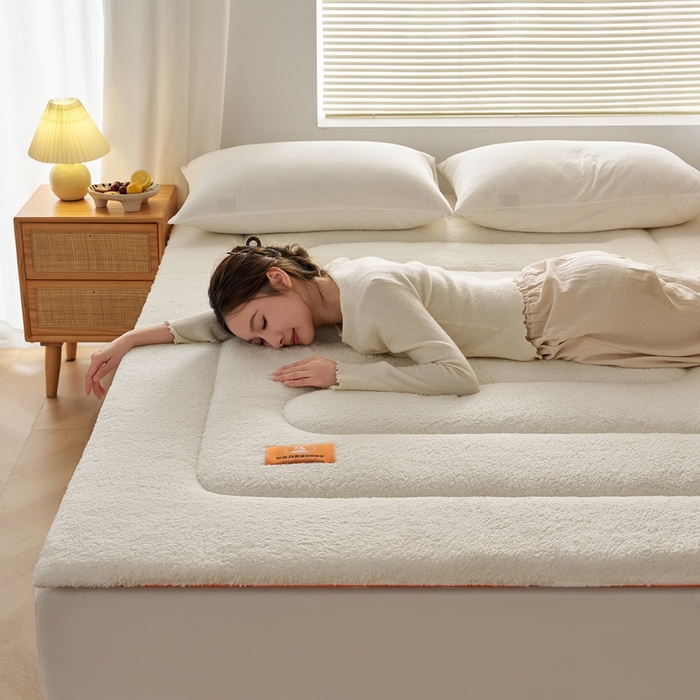 91家纺网 家纺一手货源 找家纺 2025新款加厚保暖羊羔绒加厚床褥床垫羊羔绒床垫-大床图 羊羔绒加厚床褥-米白
