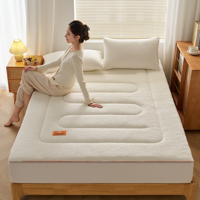 91家纺网 家纺一手货源 找家纺 2025新款加厚保暖羊羔绒加厚床褥床垫羊羔绒床垫-大床图 羊羔绒加厚床褥-米白