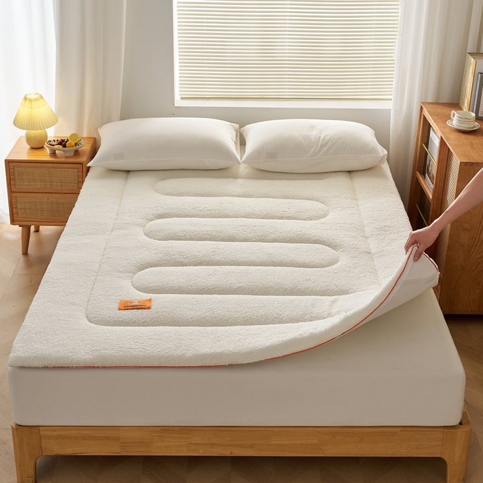 91家纺网 家纺一手货源 找家纺 2025新款加厚保暖羊羔绒加厚床褥床垫羊羔绒床垫-大床图 羊羔绒加厚床褥-米白