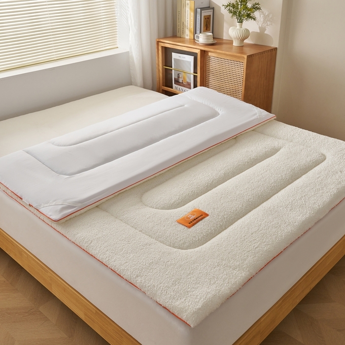 91家纺网 家纺一手货源 找家纺 2025新款加厚保暖羊羔绒加厚床褥床垫羊羔绒床垫-大床图 羊羔绒加厚床褥-米白