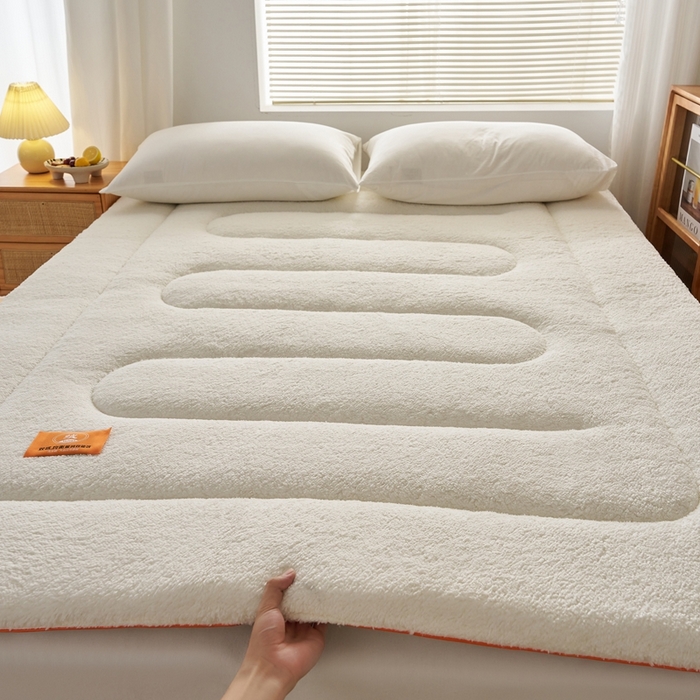 91家纺网 家纺一手货源 找家纺 2025新款加厚保暖羊羔绒加厚床褥床垫羊羔绒床垫-大床图 羊羔绒加厚床褥-米白