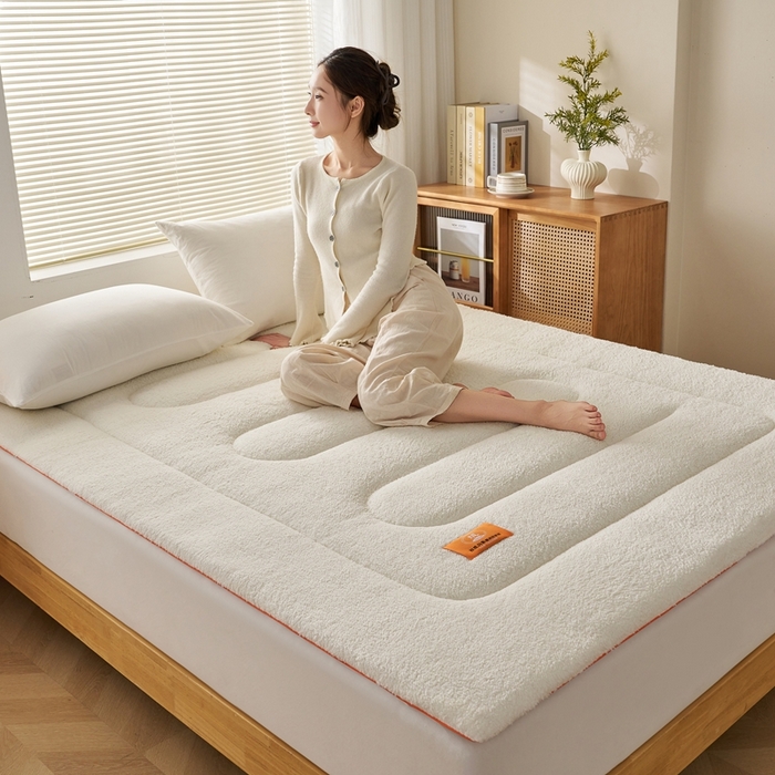 91家纺网 家纺一手货源 找家纺 2025新款加厚保暖羊羔绒加厚床褥床垫羊羔绒床垫-大床图 羊羔绒加厚床褥-米白