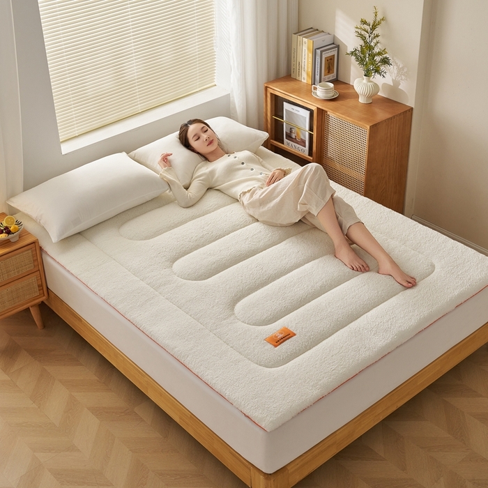 91家纺网 家纺一手货源 找家纺 2025新款加厚保暖羊羔绒加厚床褥床垫羊羔绒床垫-大床图 羊羔绒加厚床褥-米白